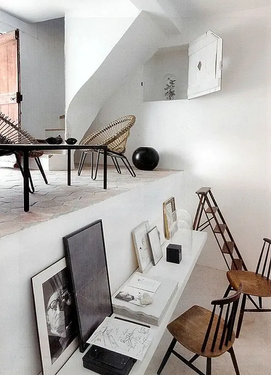 Опять же, перейдите весь офис, по одной области за раз. Если объект не принадлежит определенному пространству, поместите его в контейнер или корзину. В конце, начните перераспределение предметов. Поместите все обратно туда, где оно принадлежит.