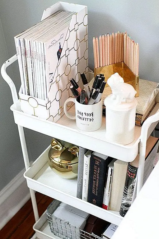 Сделайте вешающий блокнот. Вы можете использовать ветку и некоторые кожаные ремни. Есть много умных способов, которыми вы можете использовать эту функцию позже, будь то для заметок, для напоминаний или для отображения вещей.