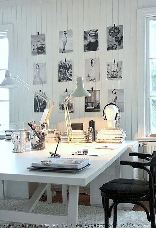 Хороший подход заключается в создании функций для отдельных областей. Например, вам может потребоваться место для хранения, а также основное рабочее пространство. Держите все организовано и в пределах досягаемости, чтобы вам не приходилось постоянно вставать или передвигаться.