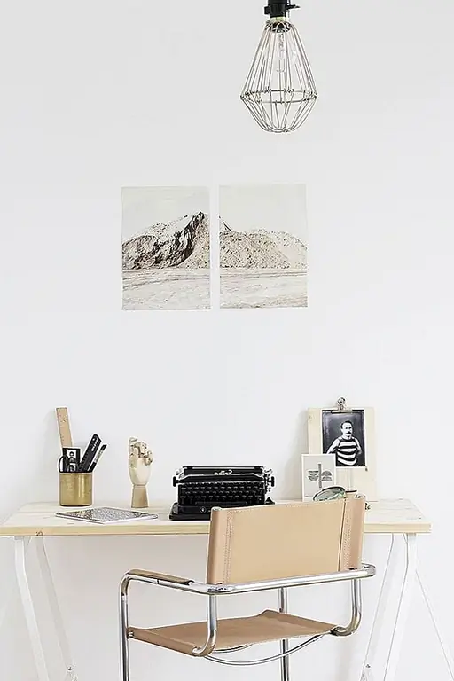 Начните с опорожнения рабочего стола и очистки его. Затем верните только необходимые предметы. Если вы не используете объект регулярно, он не должен оставаться на вашем столе. Возможно, ящик или полка будет лучшим вариантом.