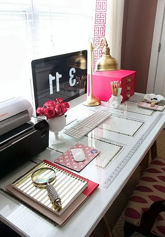 В конце каждого дня очищайте и организуйте свой стол. Не оставляйте беспорядок, потому что на следующий день вам придется иметь дело с первым делом. Лучше всего начать день с высокой ноты, с красивым столом.