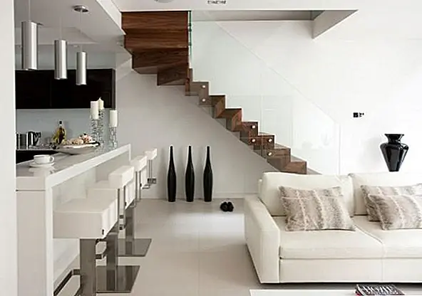 Этот тип лестниц обычно закреплен в сплошной стене, и они кантилевер от стены, таким образом, кажется, плавают. Они изготовлены из различных материалов. Наиболее распространенным материалом является древесина, но есть также стальные и стеклянные лестницы. Особенно интересны те, что сделаны из стекла.