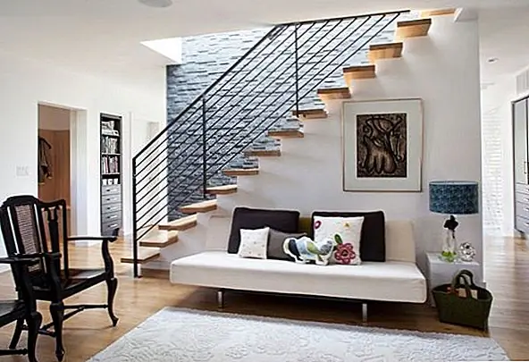 Их прозрачность делает их почти невидимыми, и вы, кажется, гуляете по воздуху. Иногда, чтобы воссоздать непрерывность, которую имели традиционные лестницы, шаги сделаны из того же материала и смежной стены. Похоже, что они проецируются на него, и изображение довольно интересно.