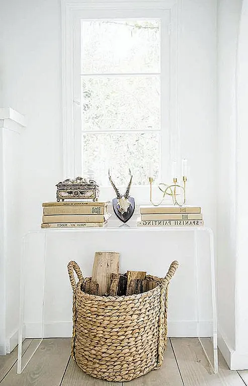 Важно попытаться дать все немного характера. Даже корзина, в которой вы храните свои дрова, может повлиять на общий декор.