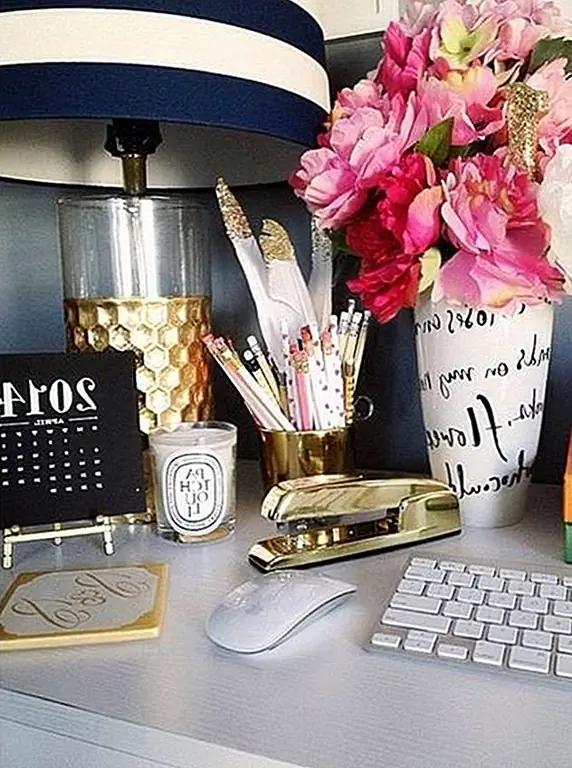 Вы также можете принести гламур в рабочее пространство с золотыми аксессуарами. Все в деталях.