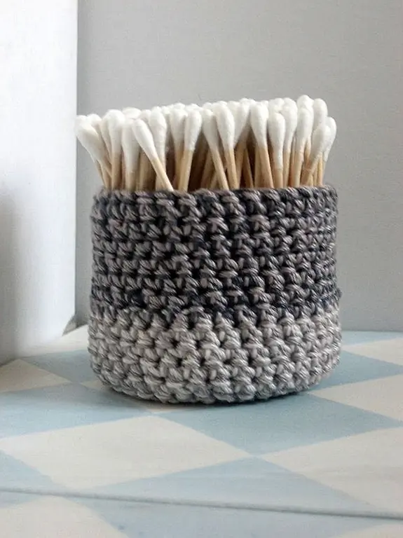 Найдите способы добавить персонажа в свою ванную комнату. Например, сделайте крошечную корзину для вязания крючком для подсказок.