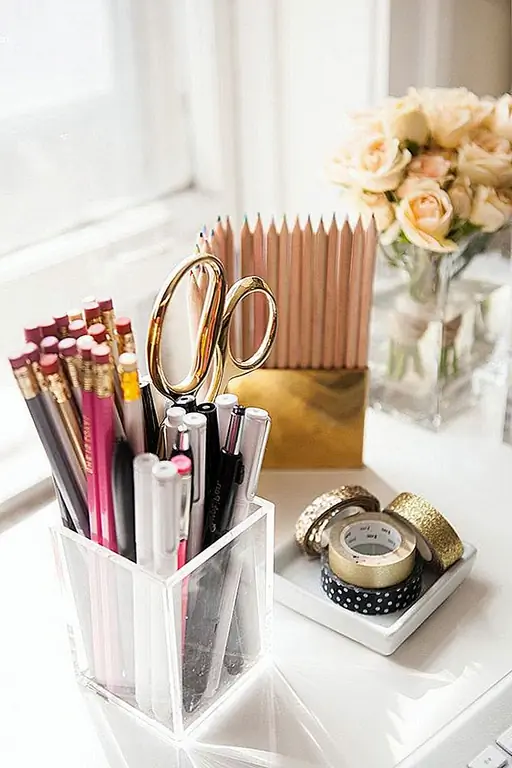 Делайте красивые контейнеры для хранения ваших кистей для макияжа, карандашей, предметов для ремесла и всех других предметов, которые вы обычно держите на столе. {Найдено на popsugar}.