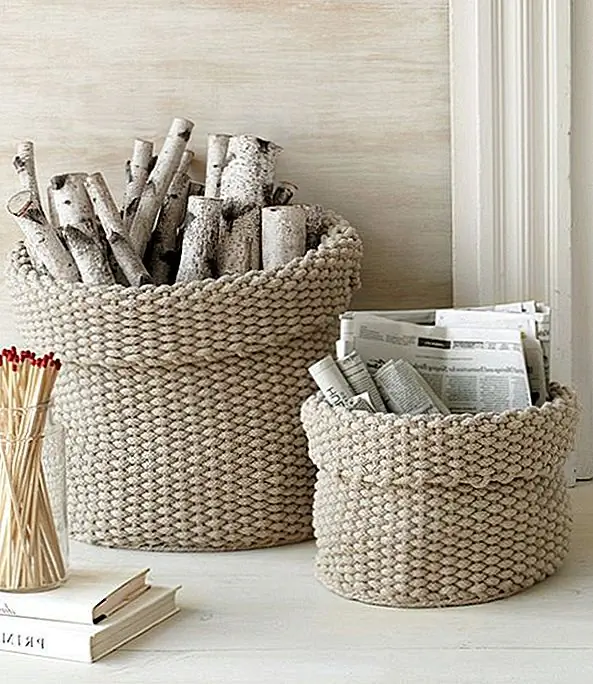 Вязаные домашние аксессуары действительно великолепны для того, чтобы сделать пространство более комфортным, теплым и приветливым в течение зимы.