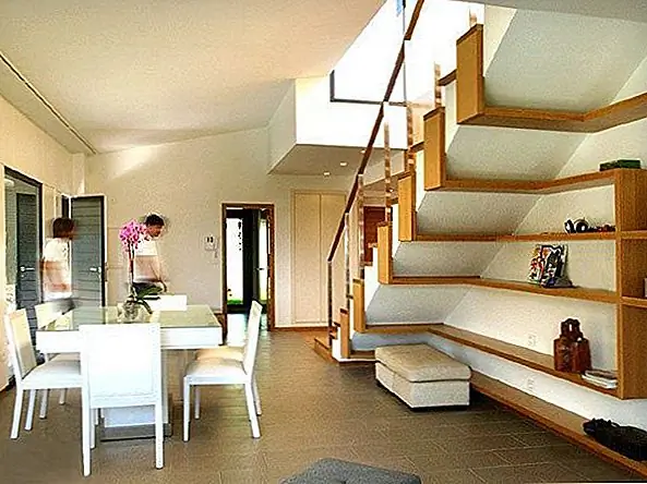 У этих под лестничных крыш с угловыми крышами, с самого начала (или, по крайней мере, на рассвете лестниц) была задача работать, но разве это не необычная идея? Создайте полки на противоположной стороне каждого ступеньки лестницы, и у вас будет более 10 дополнительных полки для хранения, требующих нулевой недвижимости! Мне нравится, как эти полки служат почти библиотечным фоном для этого читающего уголка.