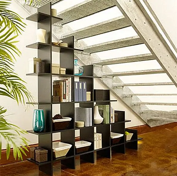 Если ваша область под лестницей открыта, но по какой-либо причине строительство встроенных ступенчатых полок не входит в карты, вот простая (и бюджетная) альтернатива. Просто создайте или купите полки для работы под треугольным пространством. Хотя это и требует некоторых квадратных футов, это все равно занимает неловкое и труднодоступное место … и делает это со стилем и изяществом.