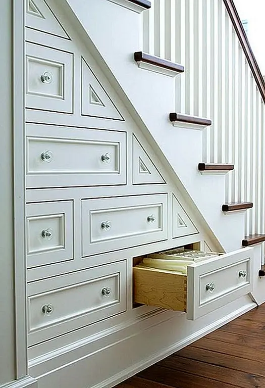 Встроенные ящики под лестницей, безусловно, разумное использование пространства. Это не только отлично смотрится, но и представьте себе все дополнительное хранилище! Белье, обувь, спортивное снаряжение, игры, список возможностей бесконечны. Мне нравится, как эта идея могла бы работать и в центральной части дома (даже в подъезде), как в подвале.