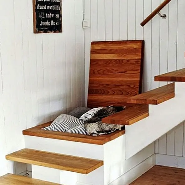 Если ваша лестница имеет посадку, подумайте о том, чтобы превратить эту идеальную квадратную метку в «подземный» ящик для хранения! Отлично подходит для дополнительных подушек, одеял, сезонной одежды … что угодно. Я думаю, что эта идея фантастическая, хотя я думаю, что у немногих из нас есть настройки, которые сделают возможным использование этого умного пространства.