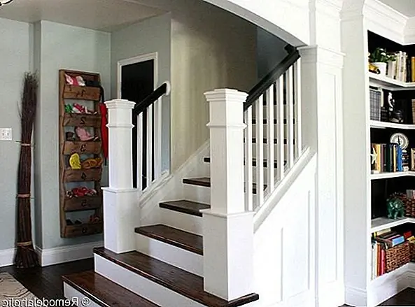 Независимо от того, есть ли у вашей лестницы посадка, подумайте о том, чтобы установить на стене соседнюю стену устройство, удобное для стирки. У основания этой лестницы этот деревянный стеллаж полезен (думаю, сезонная одежда, такая как рукавицы и шарфы зимой, коньки и солнцезащитные очки летом) и эстетическая.