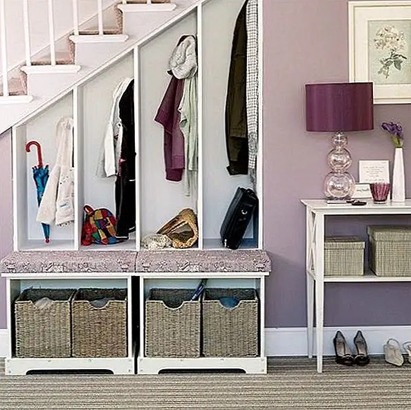 Конечно, кто не любил бы встроенный мудлер под лестницей? Он организован, он функциональный, и он визуально привлекателен. Даже в пространстве, прилегающем к более формальной гостиной, это отличная идея.