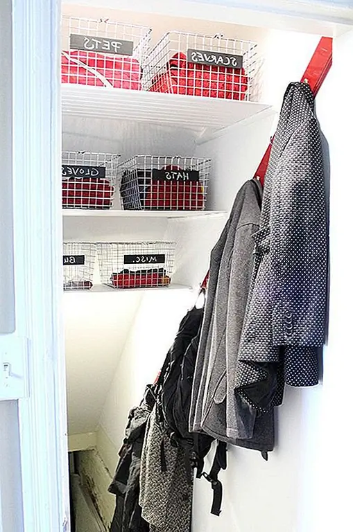 У вас нет времени или комнаты для встроенных скамеек и вешалок? Затем смонтируйте некоторые милые крючки на стене и несколько корзин для проволоки на нескольких полках, а вы - золотые. Сделано в полдень. Я, во-первых, люблю ЛЮБОВЬ с этой идеей. Специально для подвальной лестницы.