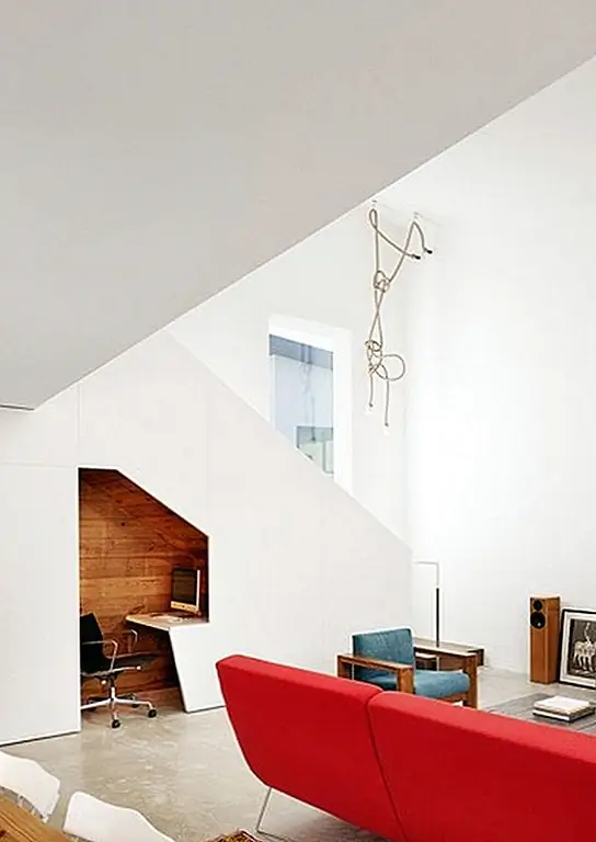 О, я люблю уют маленького специального пространства. Этот офисный уголок под лестницей настолько шикарный и современный, даже с деревенской деревянной обшивкой. С той стеной, которая легко «превращается» в стол, эта идея была, безусловно, запланирована с самого начала строительства, и это очень вдохновляет.