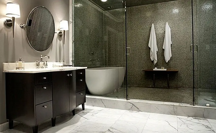 В этом случае стеклянная оболочка либо является делителем полной высоты, либо может иметь небольшую приподнятую часть на дне, которая удерживает воду. Этот элемент будет координироваться с полом, и дизайн будет оставаться сплоченным на всем протяжении.