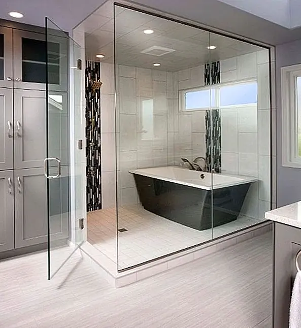 Душ и ванна могут быть заключены в одно и то же пространство, заключенное в стекло, и это не обязательно должно занимать большую часть комнаты. Это может быть вариант типичного корпуса ванны.