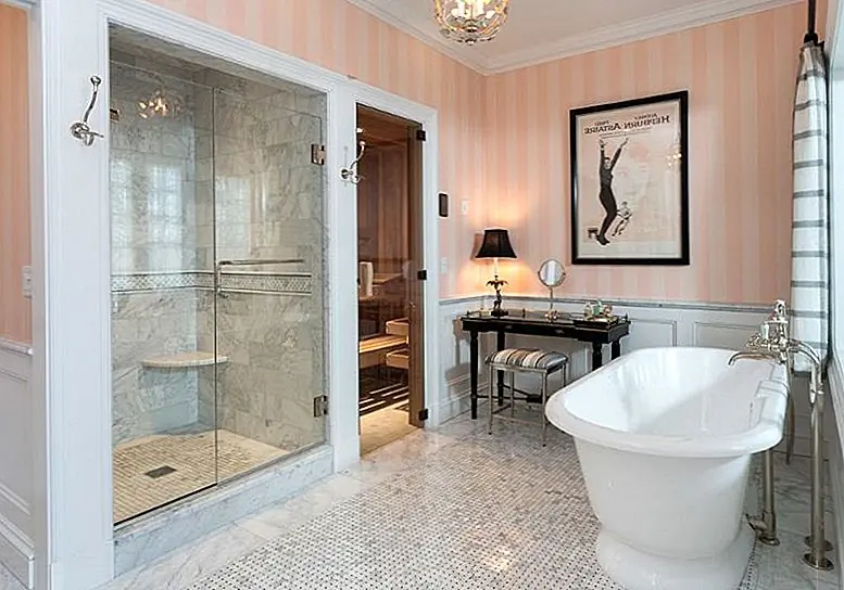 В душе и сауне есть свои отдельные комнаты. Душ обрамлен стенами с трех сторон и использует стекло для передней части, позволяя пространству внутри и остальной части ванной комнаты общаться и предоставлять друг другу их просторность.