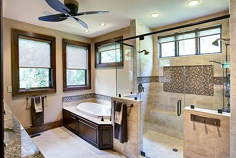 Еще один вариант - плитка и стеклянная душевая кабина. Безрамная стеклянная стена в сочетании с черепичными стенами, которые могут либо пройти весь путь до потолка, либо просто подойти к уровню отходов, выглядят хорошо, учитывая правильную планировку и декор. Это дизайн, который лучше всего подходит для традиционной ванной комнаты с современной атмосферой.