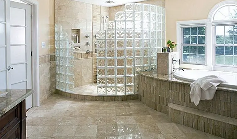 Более необычным вариантом является стеклянная душевая кабина. У него нет двери, а стеклянные блоки, которые его образуют, могут быть устроены различными способами. Блоки имеют текстурированные узоры, которые еще больше подчеркивают интересный дизайн ливня.