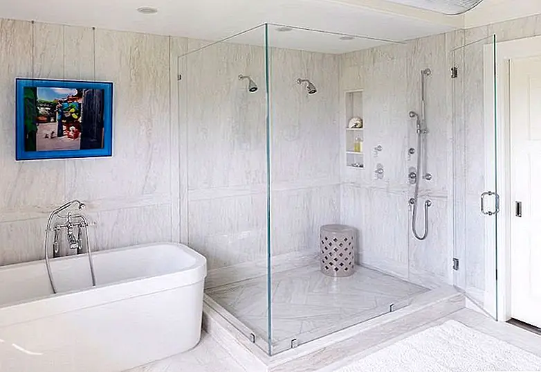 Безрамные стеклянные корпуса особенно популярны в современных ванных комнатах. Их чрезвычайно простой и прозрачный вид предлагает ванную комнату в просторном и просторном стиле, улучшая его красоту, не оказывая никакого влияния на декор.