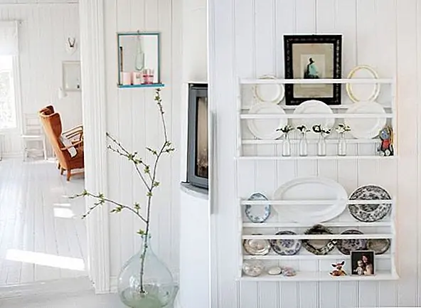 Большинство людей ассоциируют скандинавский стиль с белыми поверхностями. Конечно, есть много других цветов, которые можно использовать, но для классического взгляда не заблудились слишком далеко от белого. Как и в экстерьерах, окраска в белый цвет выглядит великолепно и устанавливает правильный тон. И не откладывайте, переусердствуя. Белые полы, стены и потолки, неудивительно, хорошо сочетаются с белыми оконными рамами, шторами и занавесками. Если ваш дом кирпичный, он может почувствовать себя большим шагом, чтобы нарисовать ваши стены, особенно на внешней стороне. Будьте смелыми и идите на это. Вы не сможете легко удалить краску, но по крайней мере вы можете изменить ее на другой цвет, если устали от внешнего вида.