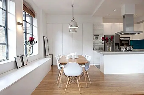 Как и другие аспекты скандинавского модернистского дизайна, столовая - это простое и элегантное дело. Выберите деревянный стол без узоров и украшений. Простые обеденные стулья - это порядок дня. Хороший выбор - практичные кресла, которые можно уложить. Выберите посуду, белую и не декорированную. Если все это кажется слишком строгим, то скандинавский вдохновленный дизайн может быть не для вас в конце концов. Тем не менее, не бойтесь сломать внешний вид своей столовой с ярким и привлекательным освещением или впечатляющим столом.