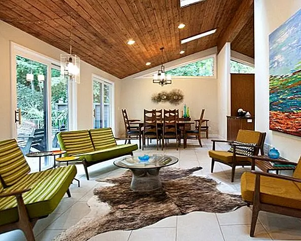 Учитывая, что многие скандинавы живут рядом с Полярным кругом, свет имеет большое значение в современном дизайне. Северяне действительно замечают отсутствие солнечного света в зимние месяцы и относительно низкое солнце в небе. По этой причине окна, которые сидят высоко в здании, часто используются для максимального уменьшения истощения света. Получите скандинавский взгляд, указав окна от пола до потолка и элементы остекления, которые сидят высоко в карнизах стен вашего здания. Небесные огни, установленные на южной стороне структуры крыши, являются еще одним хорошим способом максимального освещения и достижения великолепного скандинавского вида.