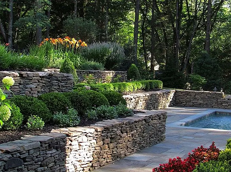 Используйте натуральный камень и подобные материалы, если вы хотите, чтобы ваш сад получил такой скульптурный вид, который вам так нравится. И смешивайте различные типы растений, разных высот и цветов на каждом уровне, чтобы сделать его естественным.