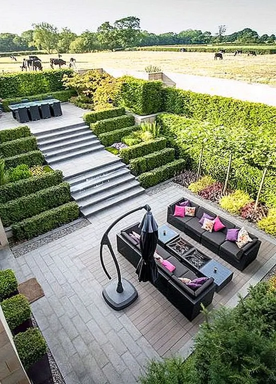 Террасный сад дает вам возможность создать симметричный декор. Также легко включить лестницу. Замечательная идея для современных домов.