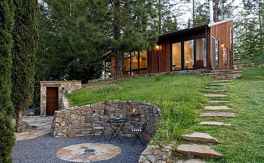 Или попробуйте еще более простой подход для вашего наклонного сада. С его помощью можно создать уютный уголок с каменной подпорной стеной. {Нашел на cathyschwabearchitecture}.