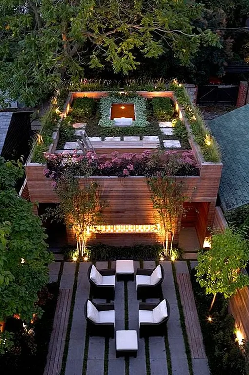 Значительная польза от зеленых крыш в том, что растения способны охлаждать города в жаркие летние месяцы в процессе испарения. Свет, поглощаемый растениями, заставляет сточную воду испаряться вместо преобразования в тепловую энергию.