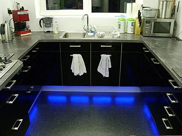 Как вы, возможно, заметили, лампы накаливания не выделяют только свет, а также тепло. Фактически, они выделяют 90% своей энергии в виде тепла, который является огромным количеством отходов. Даже компактные люминесцентные лампы тратят 80% своей энергии как тепла. С другой стороны, светодиоды остаются прохладными, и это делает их намного более эффективными.