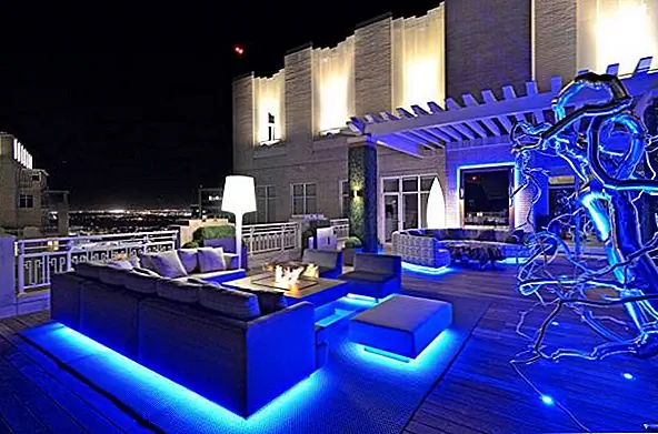 Как вы, вероятно, заметили, различные типы лампочек излучают разные типы света. например, лампы накаливания предлагают желтый свет, который, как полагают, теплее, а флуоресцентные лампы испускают синие или зеленые оттенки света, и это делает атмосферу холодной. Но светодиоды производят белый свет, который идеален, потому что таким образом все, что вы видите, будет иметь свой истинный цвет.