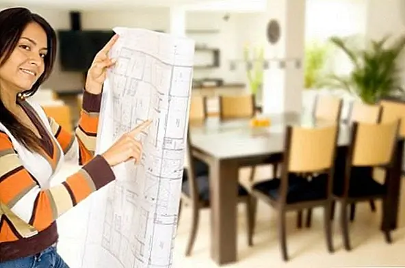 После того, как вы определились с бюджетом, вам нужно работать с дизайнером и определить, как будет развиваться ремонт. Например, некоторые вещи нужно решать в первую очередь. Вы должны сначала заменить поврежденный пол, потому что вы приобретаете новую мебель, и сначала вам нужно позаботиться о электромонтажных работах, прежде чем вы получите приборы. Некоторые элементы могут позволить вам сэкономить деньги, в то время как другие требуют качества и долговечности и обычно стоят дороже. Дизайнер расскажет, где вам нужно больше инвестировать.