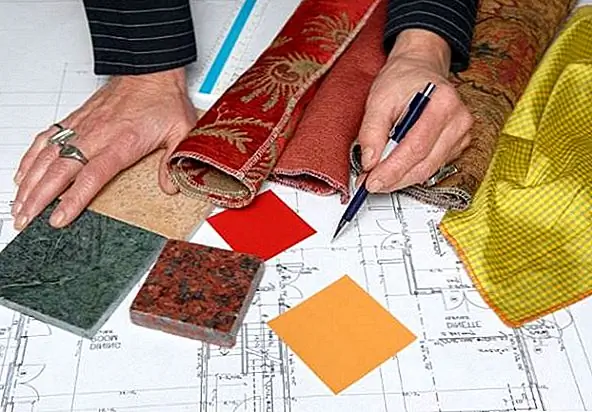 Чтобы отслеживать свой бюджет и лучше понимать, как развивается полная реконструкция, вам необходимо знать все этапы. Во-первых, электрическая установка заменяется. Затем необходимо обновить систему водопровода и отопления. После этого время для отделки (плитка, полы, настенная роспись и т. Д.). Затем идут окна и двери, а затем мебель. После этого осветительная арматура добавляется, и тогда пришло время установить приборы, раковины и туалеты. Как только все это будет сделано, вы можете сосредоточиться на декорировании пространства и добавлении ковров, штор, зеркал, подушек и всего остального.