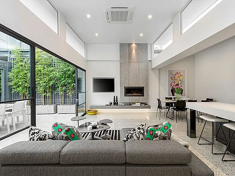 Теперь, когда вы знаете все эти шаги, вы можете рассчитать общий бюджет, который вам понадобится для проекта. В основном вам нужны деньги на разрешения и разрешения, если вы хотите сделать какие-либо большие изменения в макете, например. Вам также нужно заплатить электрику и другим профессионалам. Мебель и осветительные приборы должны быть куплены и установлены. Декорации немного непредсказуемы, и трудно оценить, насколько эти элементы стоят. Вам также необходимо добавить в список приборы и все оборудование.