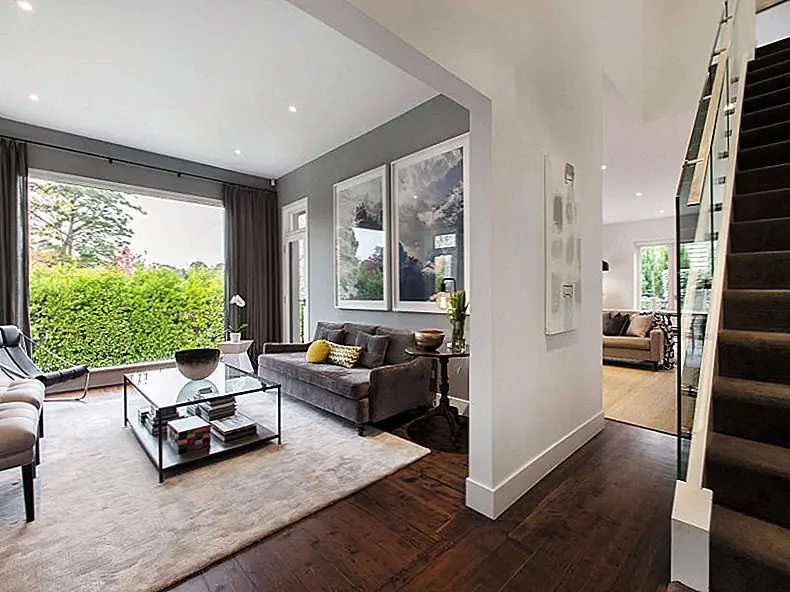 Когда вы нанимаете дизайнера интерьеров, вам необходимо провести первый разговор и кратко описать свой образ жизни с помощью деятельности, которую вы обычно делаете дома. Таким образом, дизайнер может решить, нужна ли вам отдельная кухня, большая гостиная, большой стол или уголок для чтения в спальне.