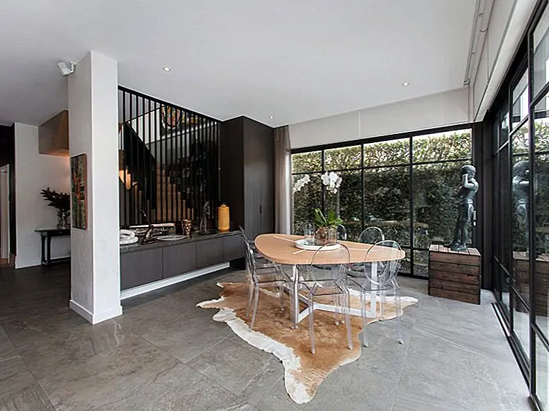 Вы также должны сказать дизайнеру, какие ваши любимые цвета и места. Например, если вам нравится смотреть музеи, то ваш дом может иметь много художественных работ или даже стенку галереи. Если вы пользовались определенной страной во время поездок, вы можете включить некоторое влияние из этой области мира и т. Д. Все эти элементы и детали важны для точного определения бюджета.