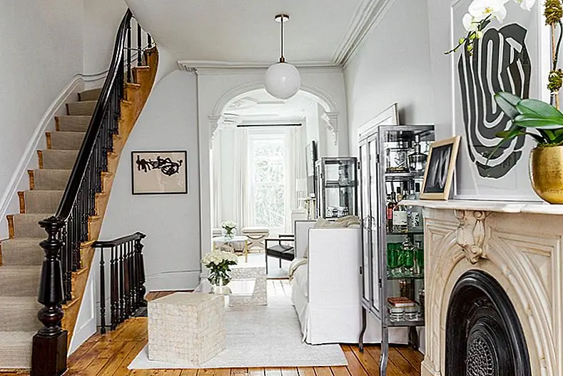 Обычно дизайнер хочет посетить ваш дом. Хотя полезно отправить дизайнеру несколько фотографий и план квартиры заранее, идеи станут легче, когда он или она увидит пространство лично. Затем дизайнер сделает несколько измерений, предложит несколько решений и идей, и как только он узнает, что вы ищете, он также сделает эскиз.