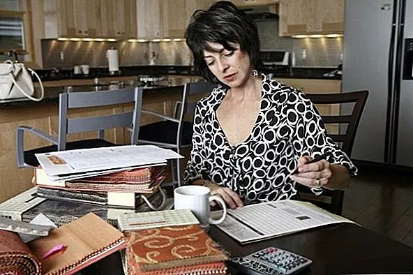 Прежде всего, вы должны установить бюджет. Вы единственный, кто знает, сколько денег вы можете потратить на проект, и вам нужно точно сообщить это число дизайнеру, чтобы он или она мог сделать правильный выбор и предложения. Учитывая, сколько различных вариантов разработчик может исследовать, важно иметь по крайней мере несколько рекомендаций.