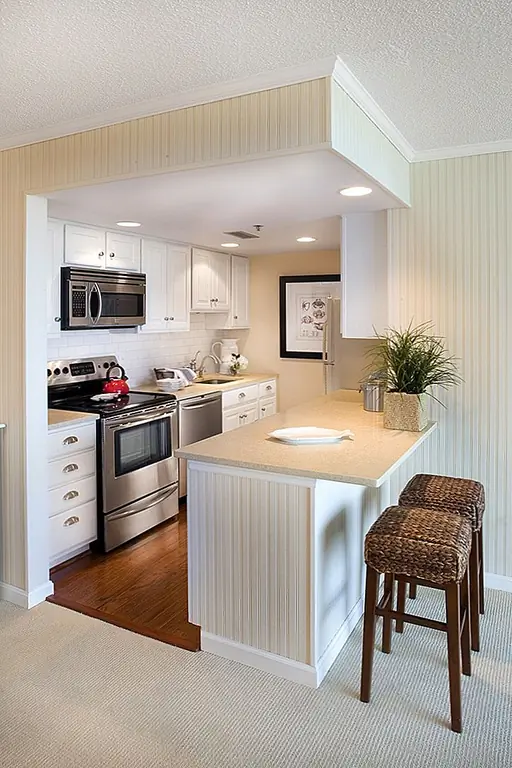 Когда вы живете в квартире, вам нужно только беспокоиться о своем личном пространстве и ничего больше. Вы не должны лопать снег зимой, обрезать изгороди весной или убрать коммунальное пространство. Отдел обслуживания заботится обо всем. И обычно есть кто-то, кто также позаботится о любом ремонте.