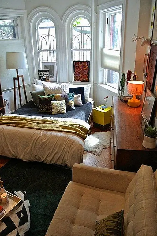 При проживании в квартире возможность добавления приложения или продления не существует. Теперь у вас есть пространство, которое вы когда-либо получите, и вам нужно работать с тем, что у вас есть. Это означает, что вы часто должны быть творческими, когда украшаете крошечную ванную комнату или маленькую кухню. Есть несколько изменений, которые вы можете сделать, например, сделать балкон частью жилой площади, удалив стену между ними, но это о ней.