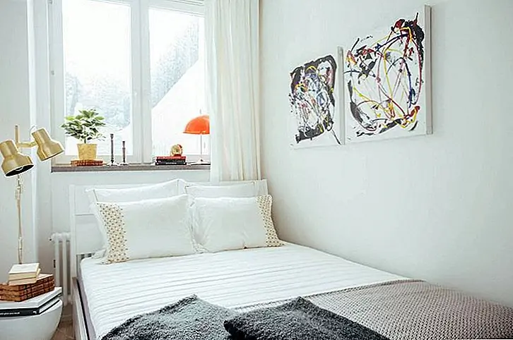 В квартире нет уединения. Поскольку вы разделяете стены со своими соседями, вы должны быть осторожны и не беспокоить их. Кроме того, всегда может быть кто-то, кто смотрит вас из здания через улицу, поэтому вам понадобятся шторы или шторы.