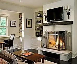 Плюсы и минусы наличия телевизора над камином