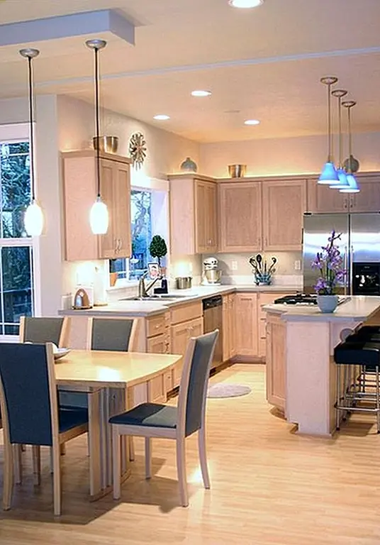 Установите маленькие акцентные огни в разных помещениях кухни. Например, вам может потребоваться дополнительный свет на вашем подготовительном пункте или в гараже устройства.