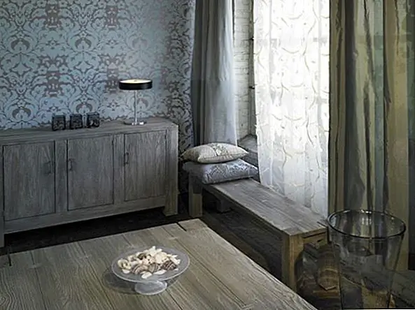 Незакрашенная древесина здесь жизненно важна для обеспечения органического сопоставления металлическими обоями и чистыми окнами обработки тафты. Шторы и обои большие, визуально охватывающие элементы, которые величественны и довольно формальны; сохраняя здесь сероватую деревянную мебель, комната балансирует до удобного и уютного пространства. Это такое прекрасное и привлекательное пространство.