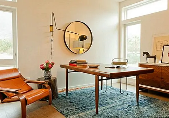 Если вы хотите пойти с подлинным современным веянием середины века на свое место, неокрашенное дерево является абсолютной необходимостью. Тепличные тонированные деревья выделяют простые (но сказочные) линии фигур, и есть заниженная основная, простая и эстетическая аура. Это пространство совершенно минималистично, но все еще чувствует себя тепло и комфортно … атмосфера, которую натуральная древесина превосходит при производстве.