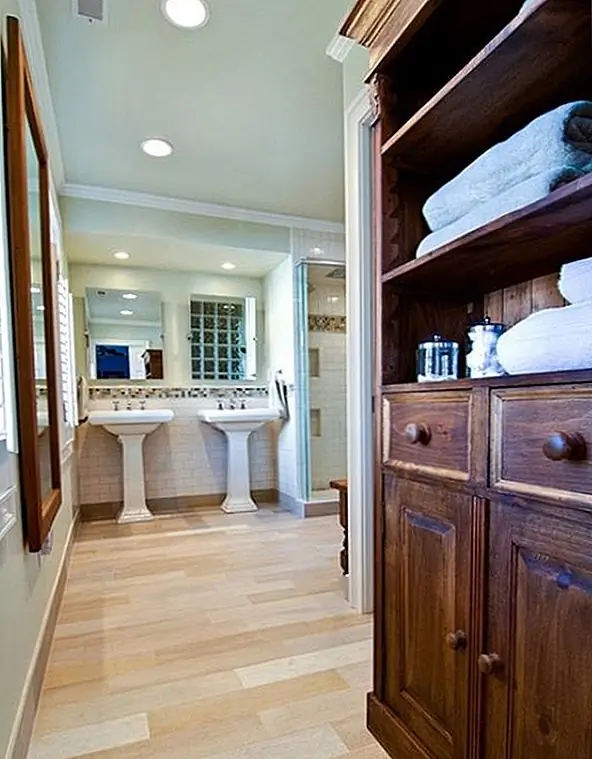 Когда большая часть пространства состоит из белых и / или супер-бледных оттенков, наличие по крайней мере одного неокрашенного деревянного элемента делает огромную разницу в возможности серьезно воспринимать пространство. Эта комната, например, казалась бы эхо, стерильной и немного поплавковой, если бы не для заземления, стабилизирующей силы этого стеллажного устройства и деревянного зеркала. Несмотря на то, что они темнее, чем другие элементы в этой ванной, эти кусочки древесины обеспечивают нам спокойствие, так или иначе, и позволяют нам оценить остальную часть пространства.